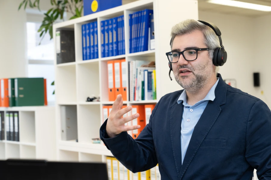 Vügar Hasanzade im Kundentelefonat